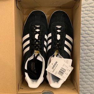 Women’s Adidas Gazelle sneaker - size 7